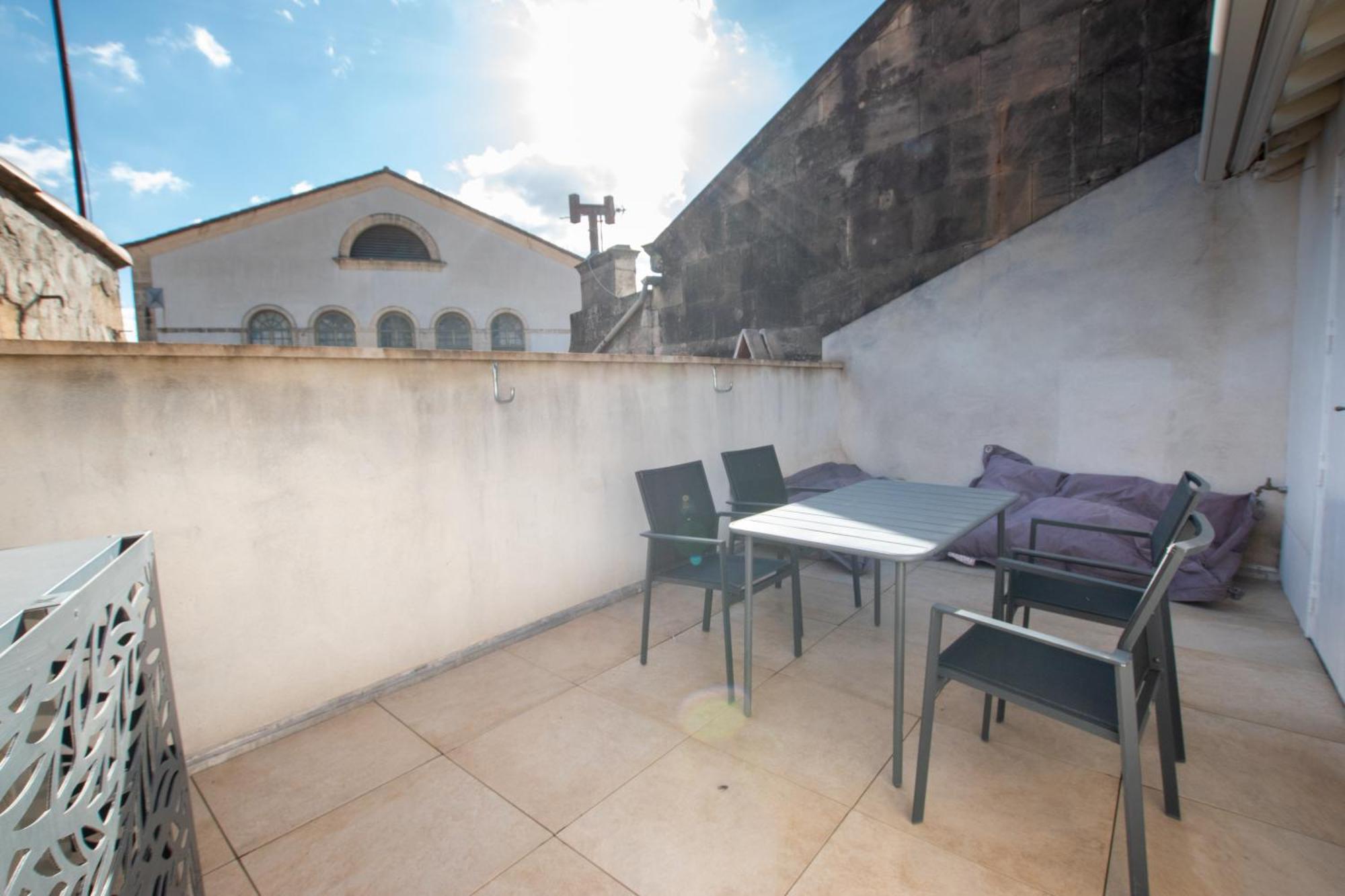La terrasse face au théâtre Apartamento Arles Exterior foto