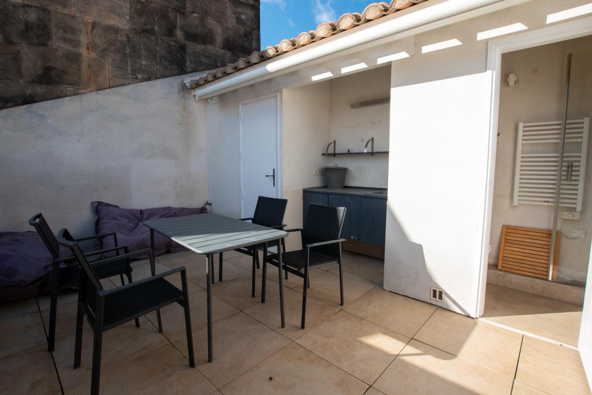 La terrasse face au théâtre Apartamento Arles Exterior foto